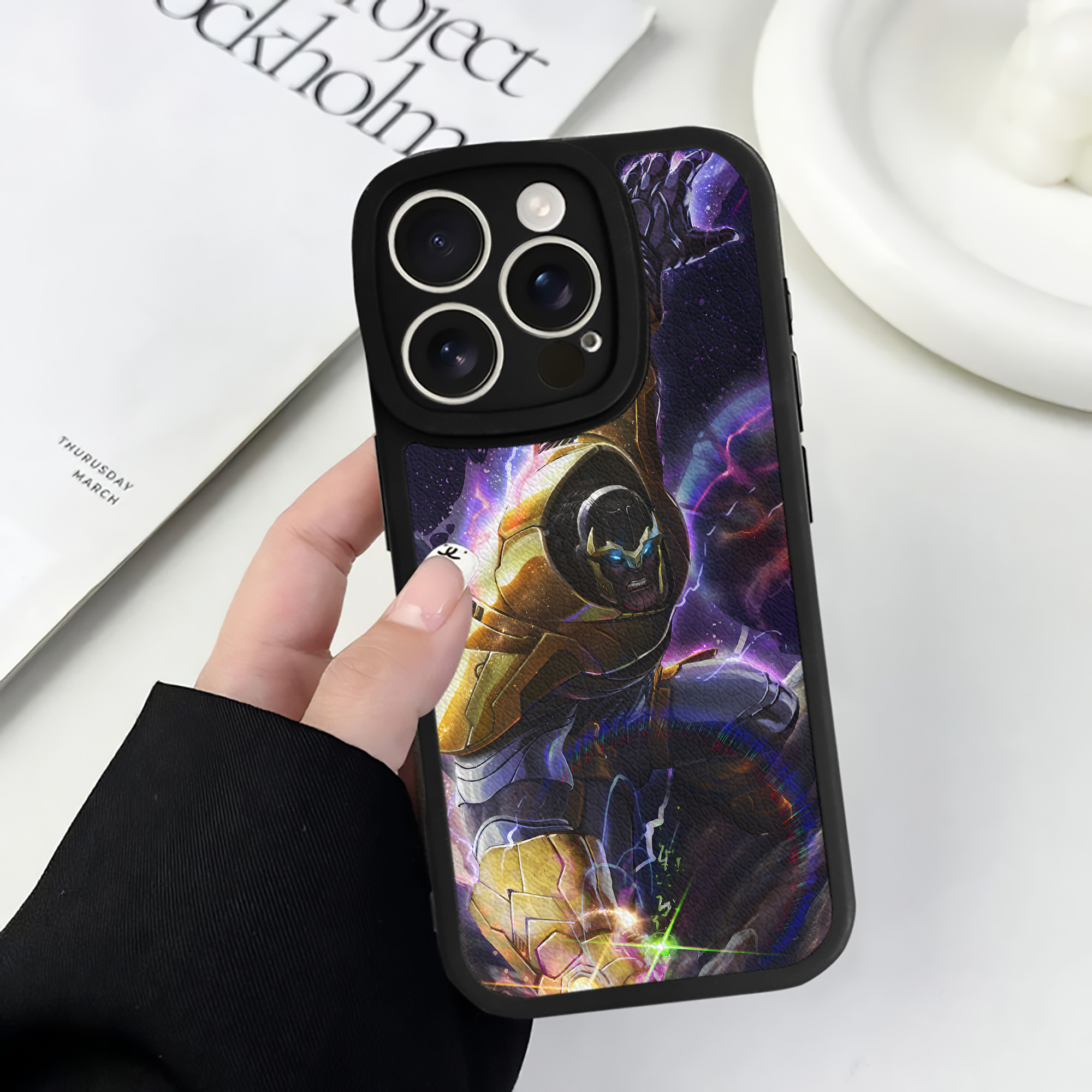 （画像用） アベンジャーズ The Avengers 【iPhone 16シリーズ対応】シリコンスマホケース（レザー調） 材質：シリコン